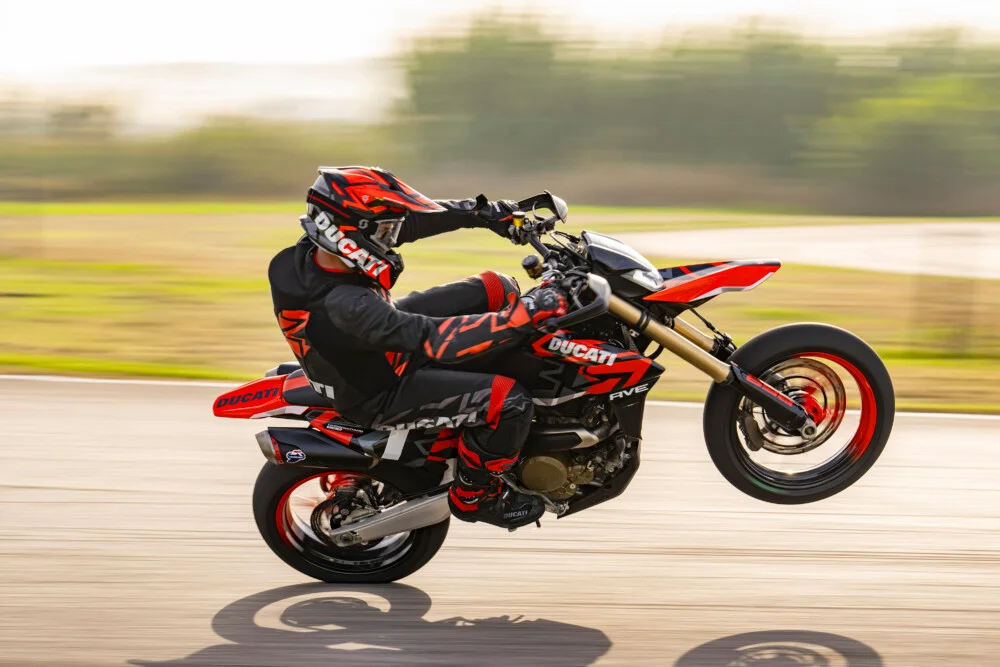 2024-Ducati-Hypermotard-698-Mono-RVE-01